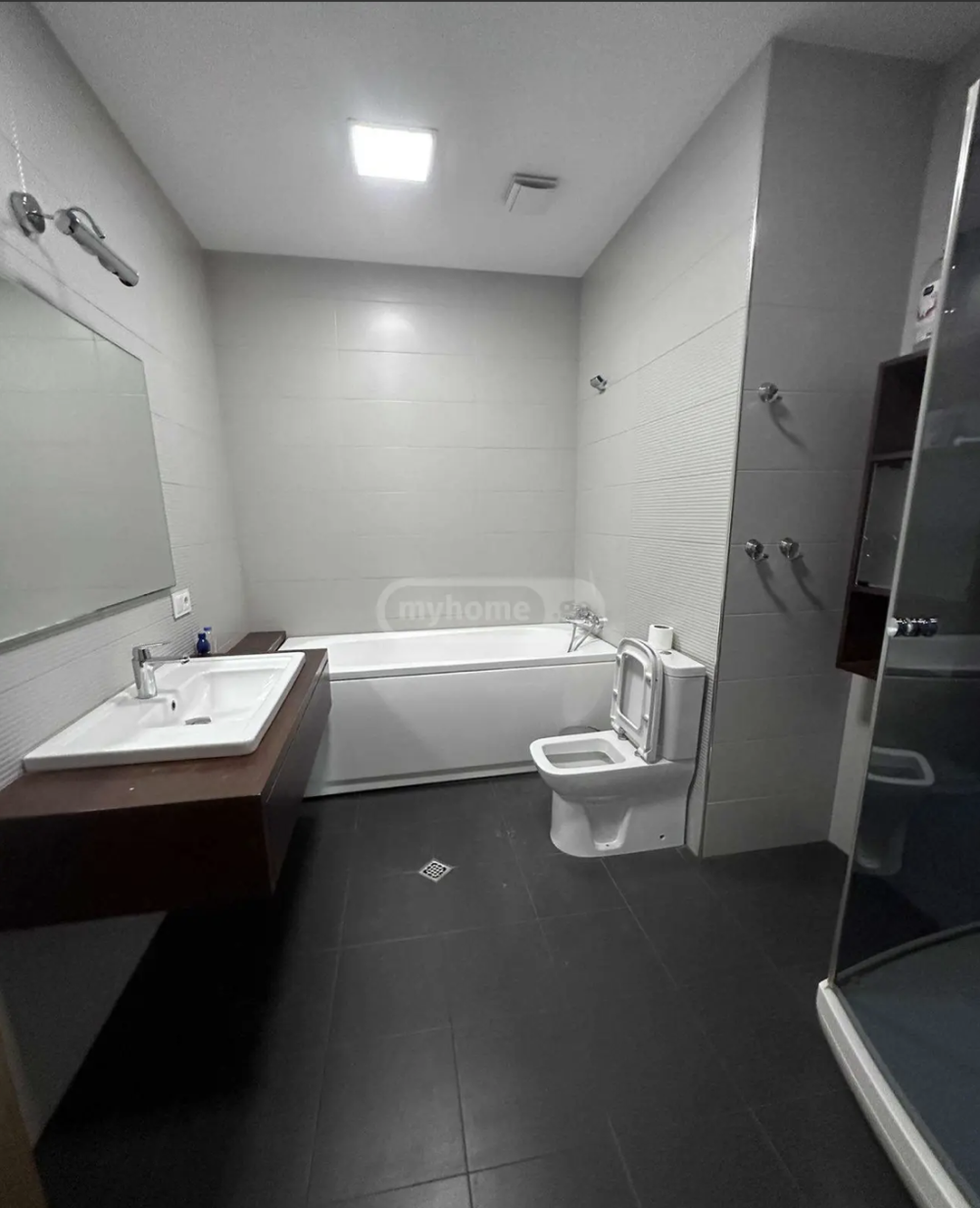 ქირავდება 5 ოთახიანი ბინა საბურთალოზე